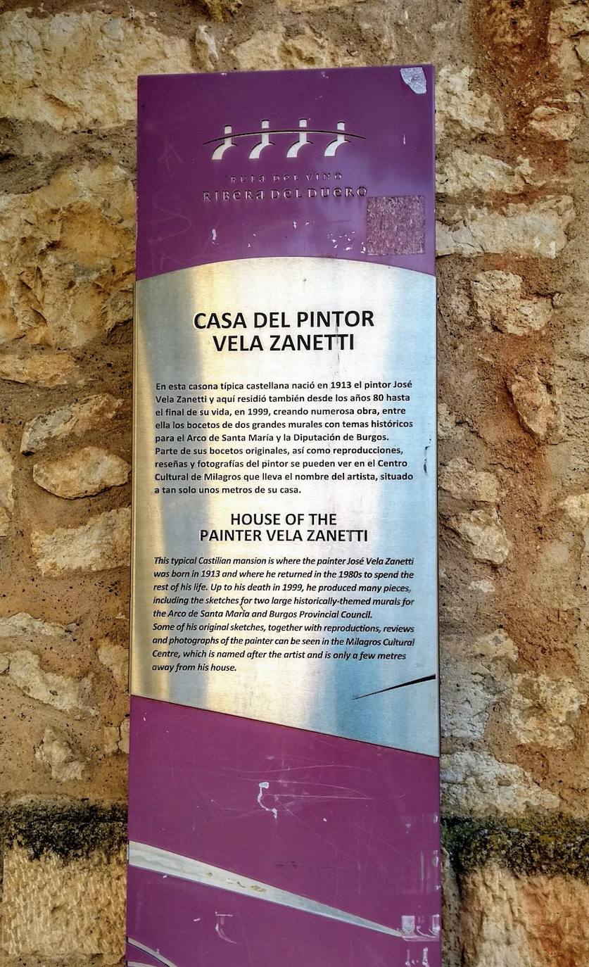 Imagen secundaria 1 - Exteriores de la casa del pintar Vela Zanetti y exposición 'Sobre-escrituras' de Rufo Criado bajo un mural de Vela Zanetti en el Arco Santa María de Burgos. 