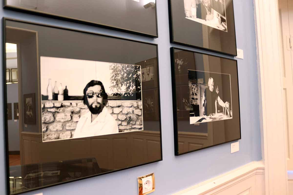 La muestra se puede visitar en el Palacio de la Isla de Burgos hasta el 30 de octubre | Se compone de 56 retratos literarios realizados en blanco y negro.