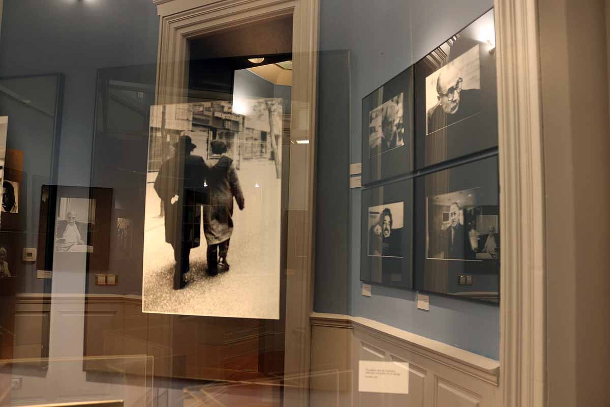 La muestra se puede visitar en el Palacio de la Isla de Burgos hasta el 30 de octubre | Se compone de 56 retratos literarios realizados en blanco y negro.