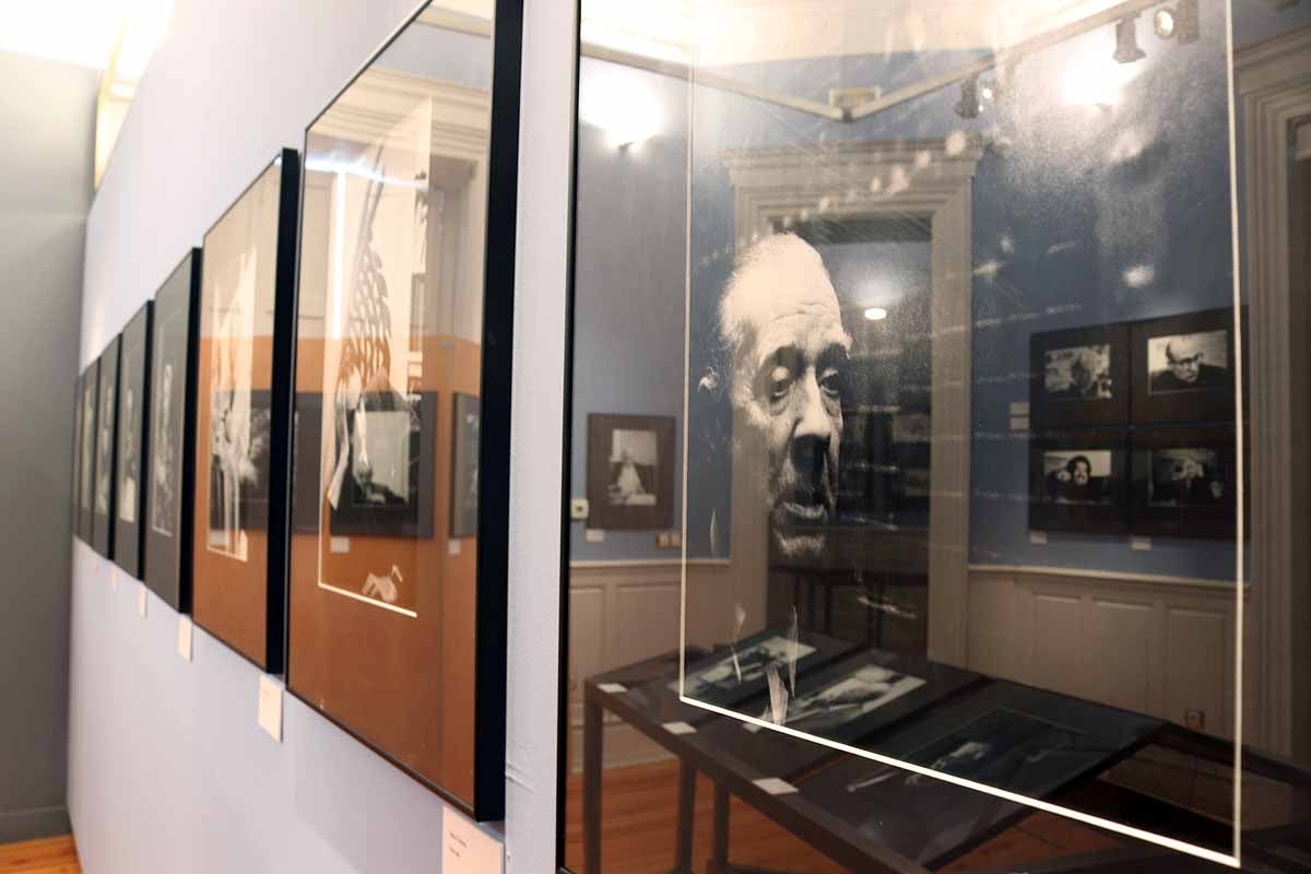 La muestra se puede visitar en el Palacio de la Isla de Burgos hasta el 30 de octubre | Se compone de 56 retratos literarios realizados en blanco y negro.