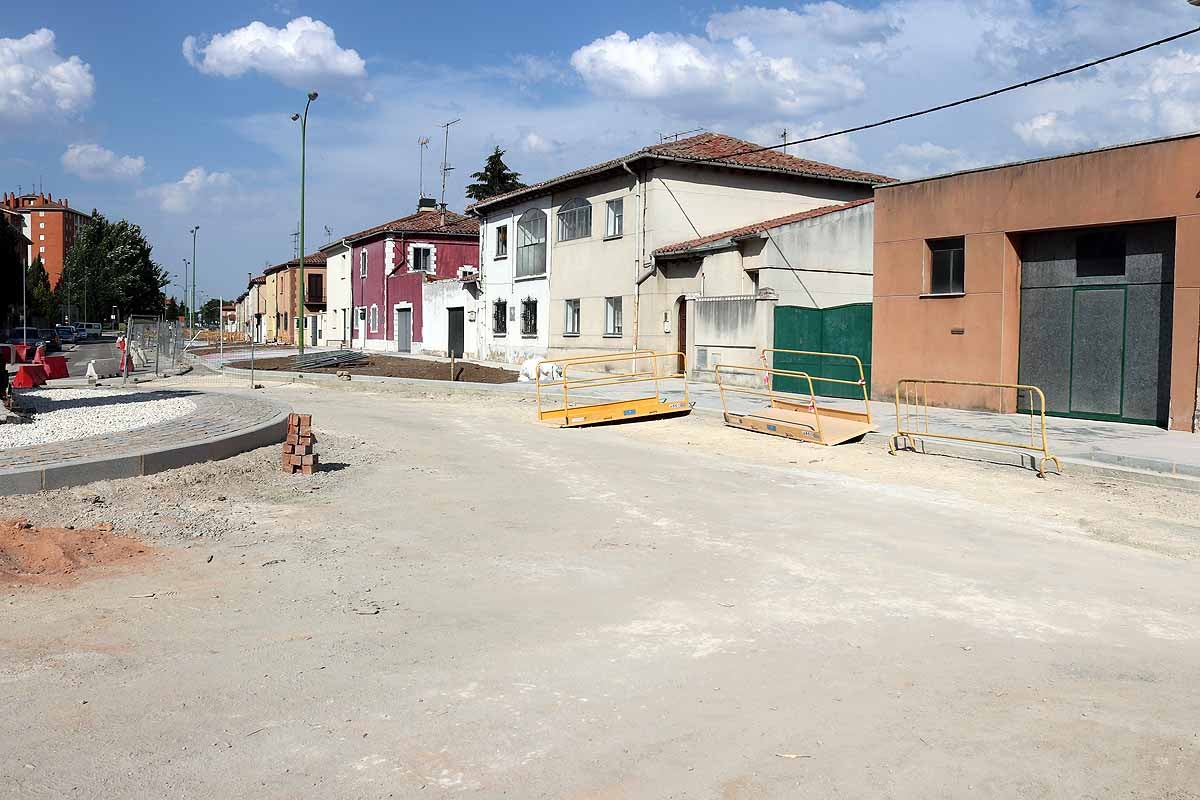 Durante los trabajos se ha reurbanizado el entorno de esta ubicación mejorando la accesibilidad de los itinerarios peatonales, se recibirán con un más de un mes de antelación.