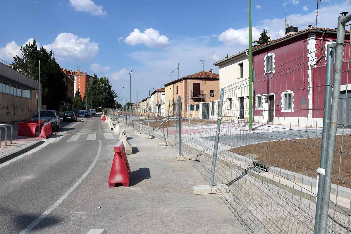 Durante los trabajos se ha reurbanizado el entorno de esta ubicación mejorando la accesibilidad de los itinerarios peatonales, se recibirán con un más de un mes de antelación.