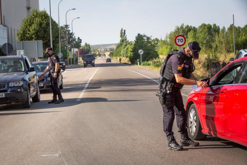 Fotos: La Policía Nacional controla las entradas y salidas de Aranda