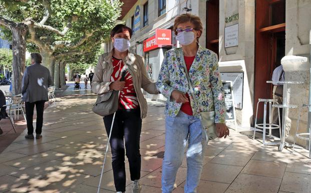 Presen y Charo pasean por la calle a la que todas las mañanas acuden a tomar el café. 