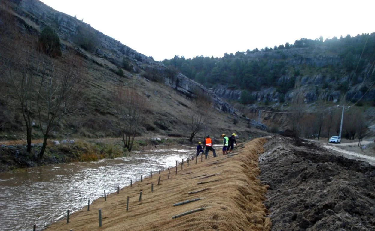 Imagen de archivo de la limpieza del río Lobos a su paso por Hontoria del Pinar. 
