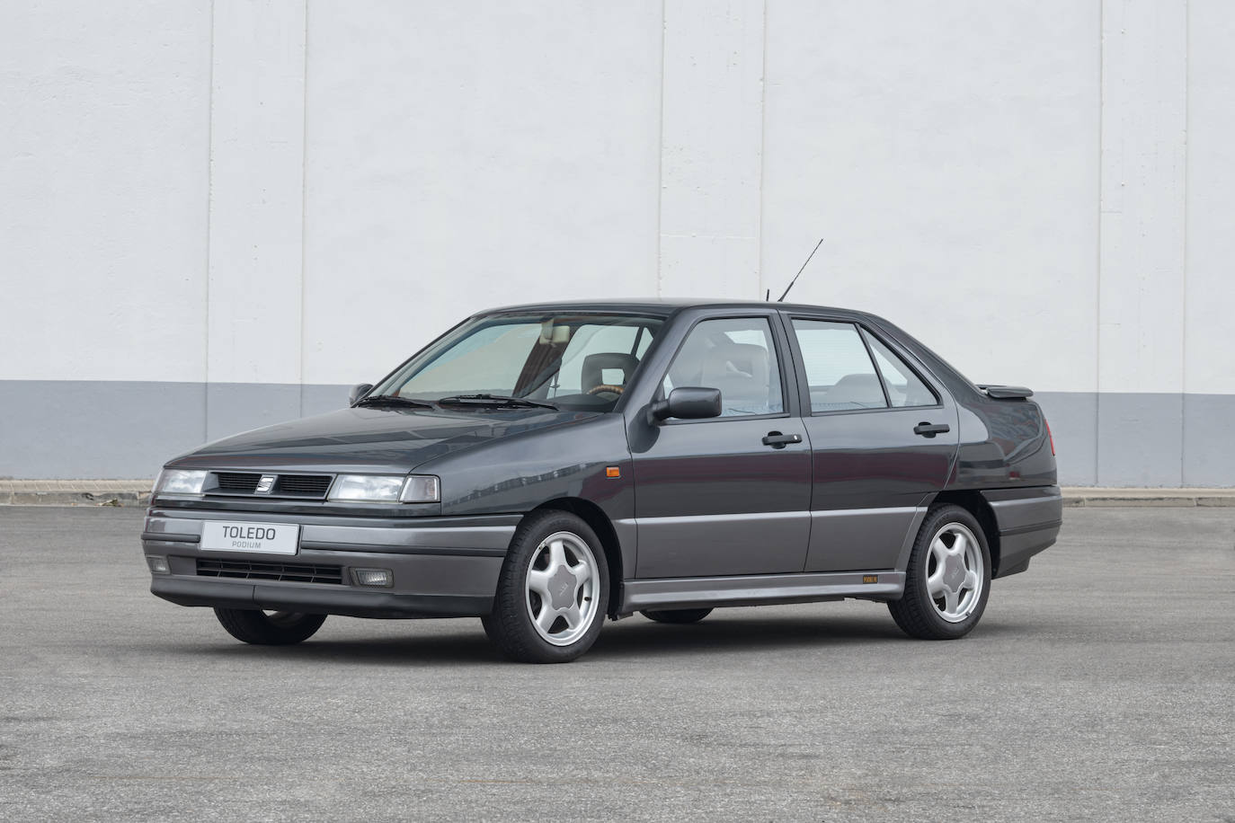 El SEAT Toledo no solo fue el coche oficial de aquellos Juegos Olímpicos, sino que fue “El coche de los campeones”. Cada uno de los 22 medallistas españoles recibieron un coche exclusivo, desarrollado para ellos, el SEAT Toledo Podium. Un Toledo reconocible por su pintura gris bitono, y con un acabado interior del máximo lujo en la época. Disponía incluso de fax y teléfono fijo entre los asientos, un interior enteramente de color crema, con tapizados de cuero e inserciones de madera en salpicadero y puertas.