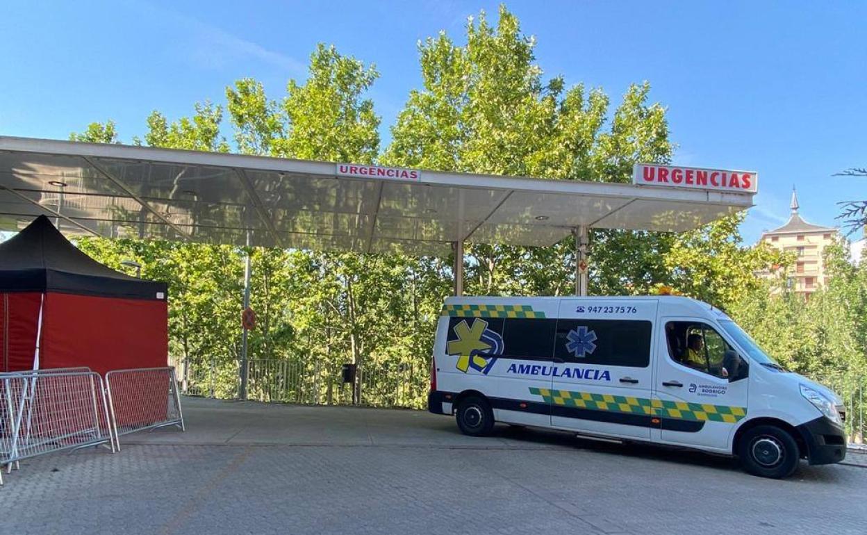 Entrada a Urgencias del hospital Santos Reyes de Aranda y carpa de triaje covid.