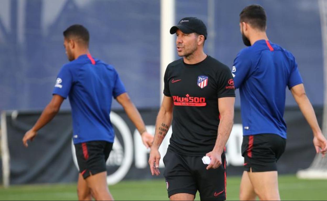 Diego Simeone, durante el entrenamiento del Atlético del lunes. 