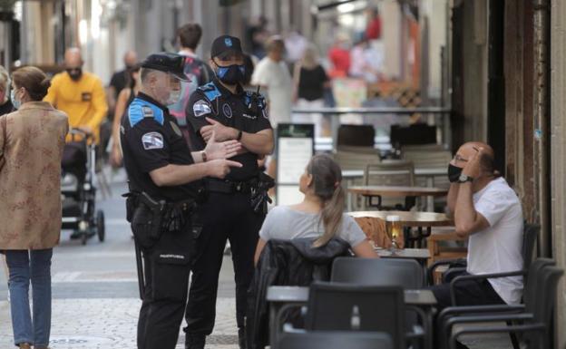 Galicia y Canarias prohíben fumar en la calle y Andalucía, Madrid y las dos Castillas lo estudian