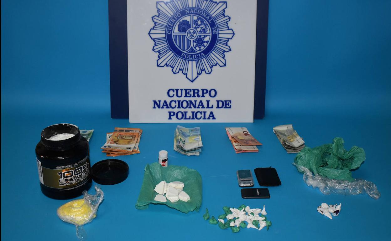 Droga y dinero en efectivo intervenido en el domicilio de los detenidos.