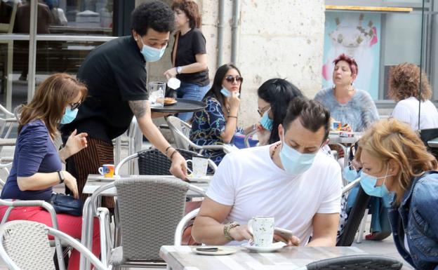 Fumar en la calle en Castilla y León estará prohibido a partir del lunes si no se mantiene la distancia