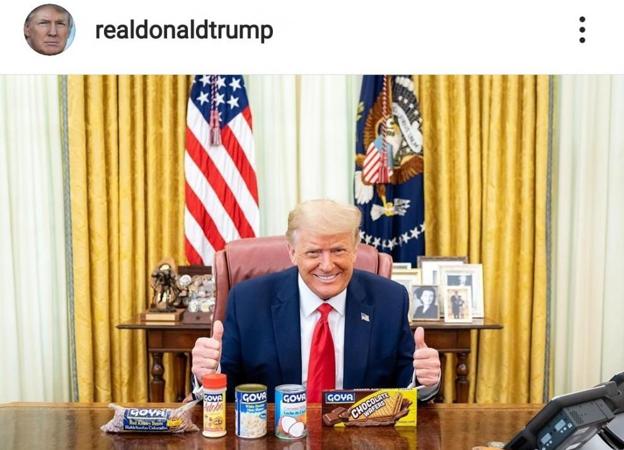 El presidente de Estados Unidos, Donald Trump, posó con los productos de Goya Foods.