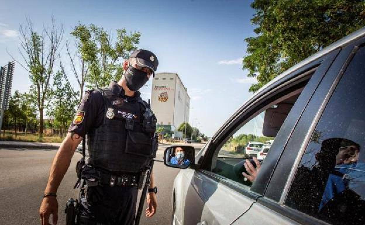 Controles policiales en las vías de entrada y salida a la capital ribereña.