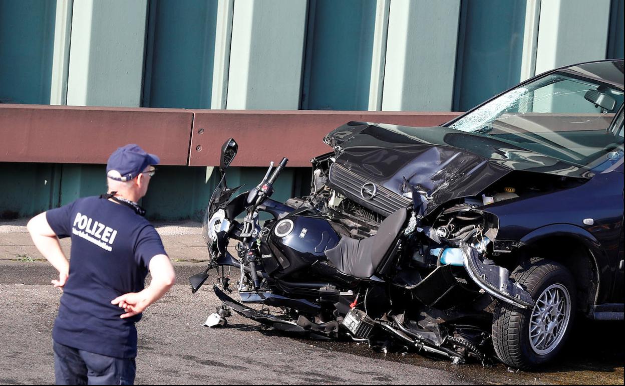 Un agente investiga el escenario de los choques en la autopista A100 en Berlín.