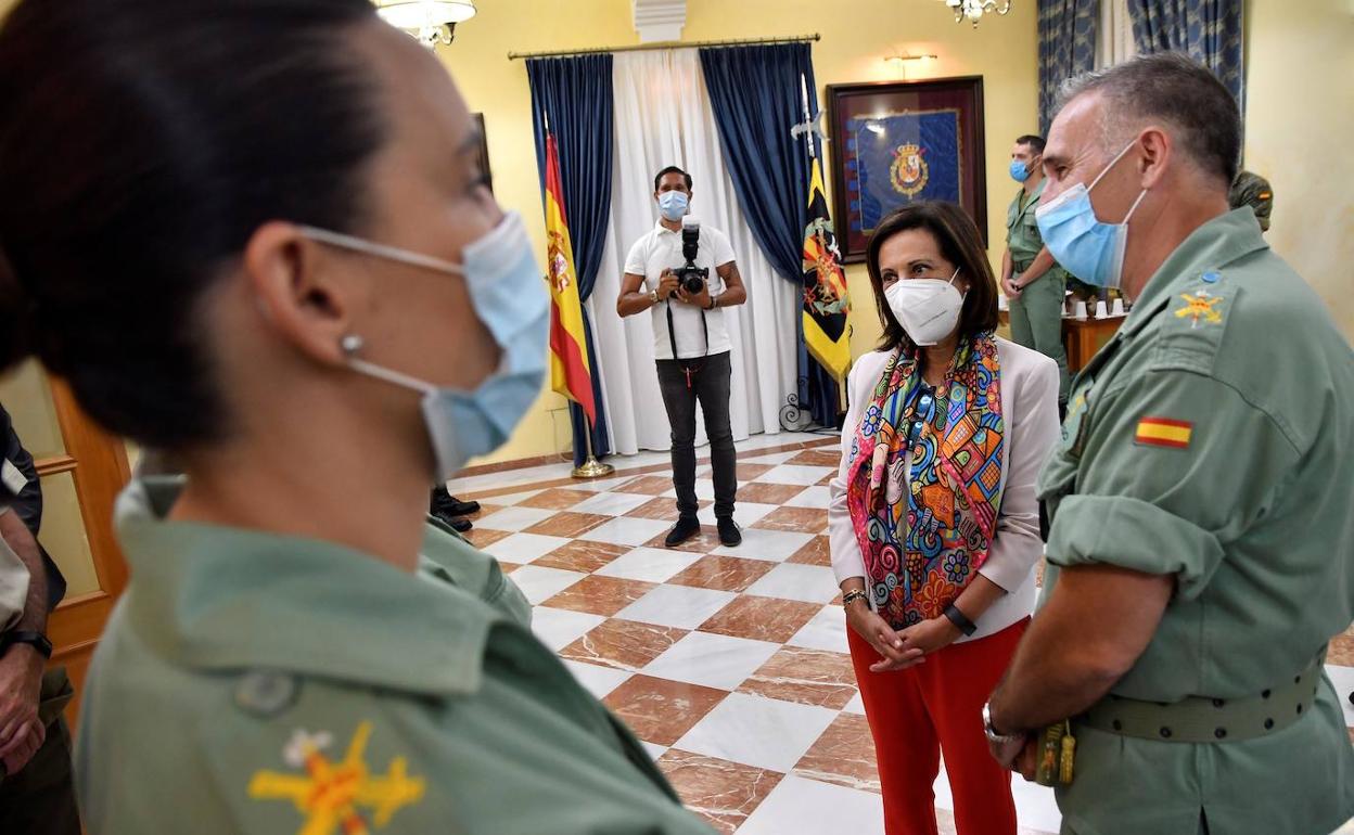 La ministra de Defensa, Margarita Robles, durante su visita al acuartelamiento 'Rey Alfonso XIII' de la Legión, en Viator (Almería).