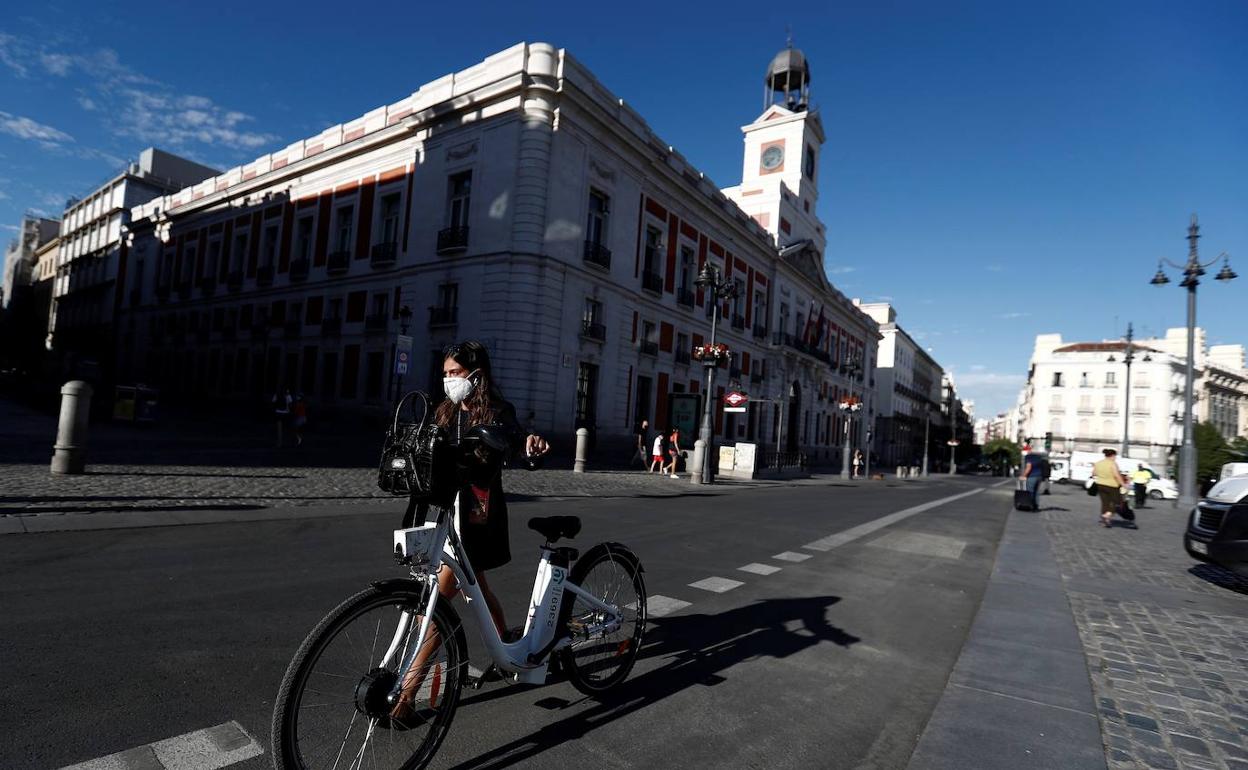 Una ciclista pasea este jueves por la Puerta del Sol de Madrid.
