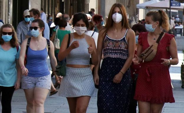 Mascarilla en las piscinas, cierre de peñas y reducción de aforos, nuevas restricciones de la Junta contra la covid