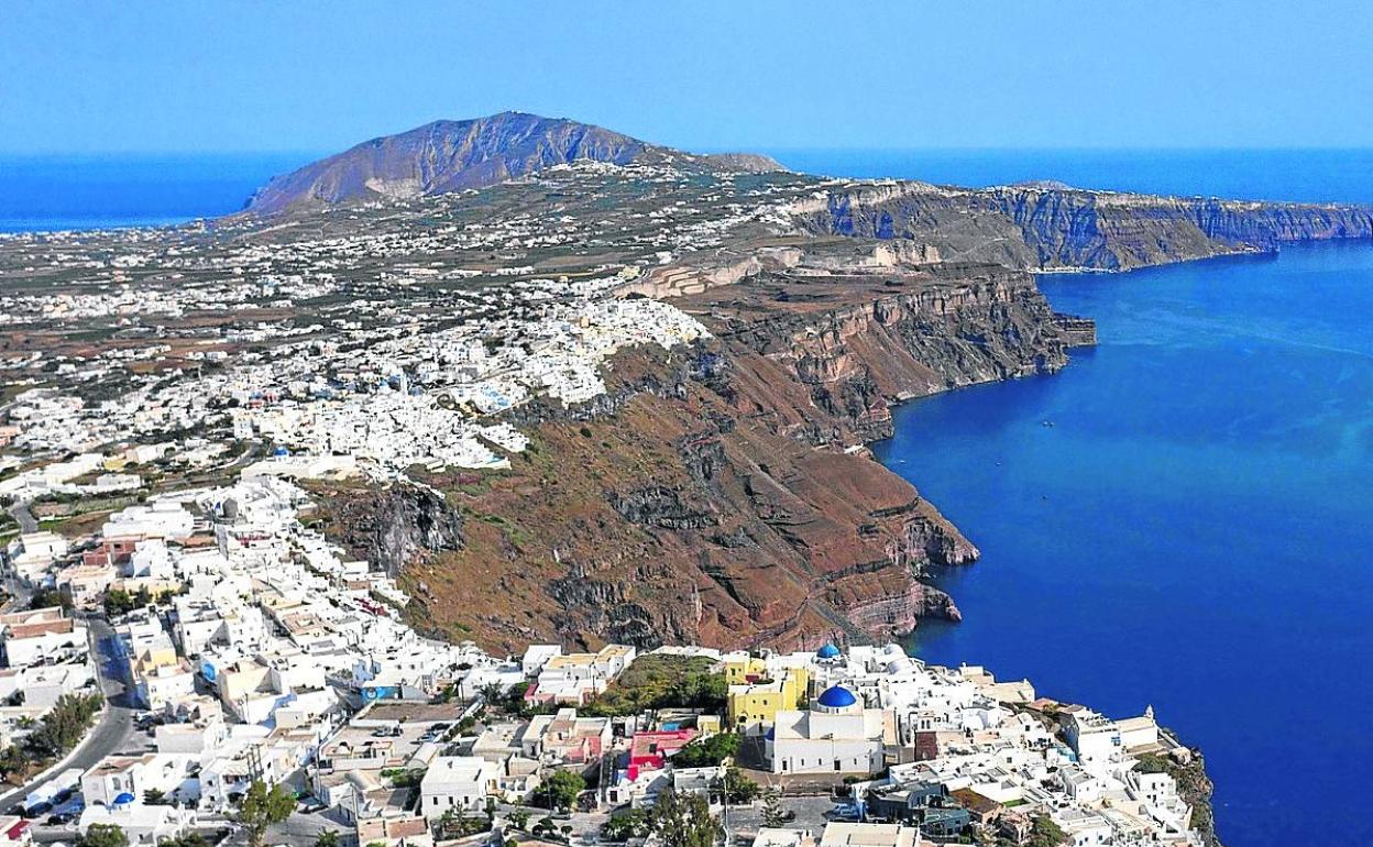 Las poblaciones de Oia y Thyra, en Santorini, a vista de pájaro.