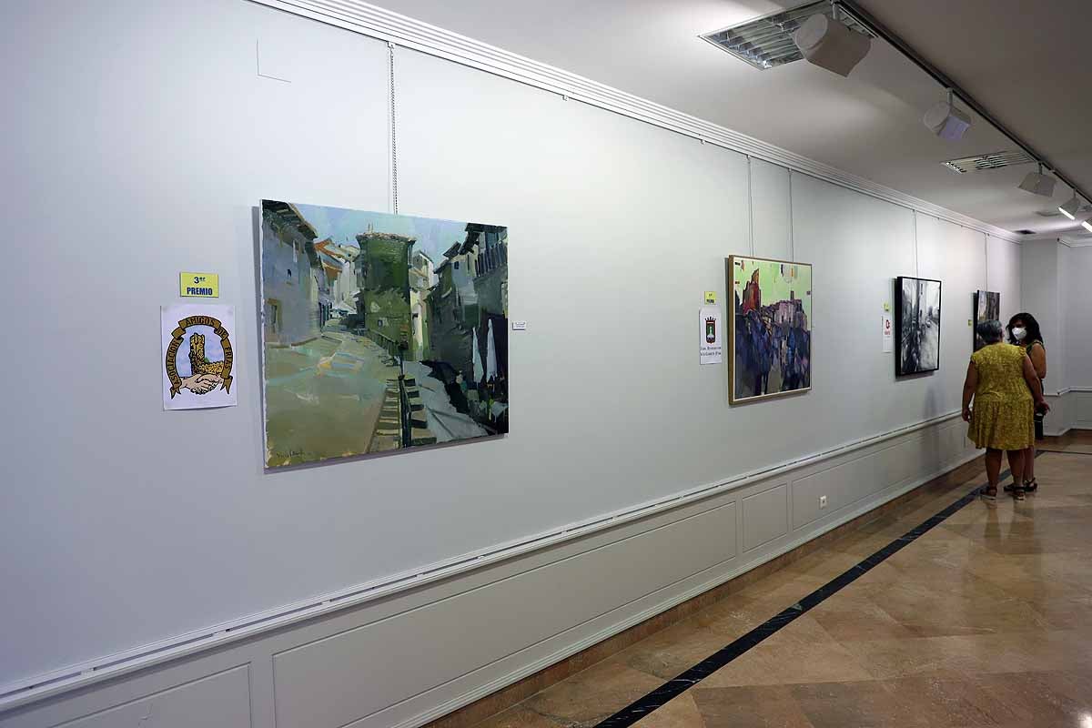 Fotos: Nuevas &#039;versiones&#039; de Frías cuelgan de la sala de exposiciones del Teatro Principal