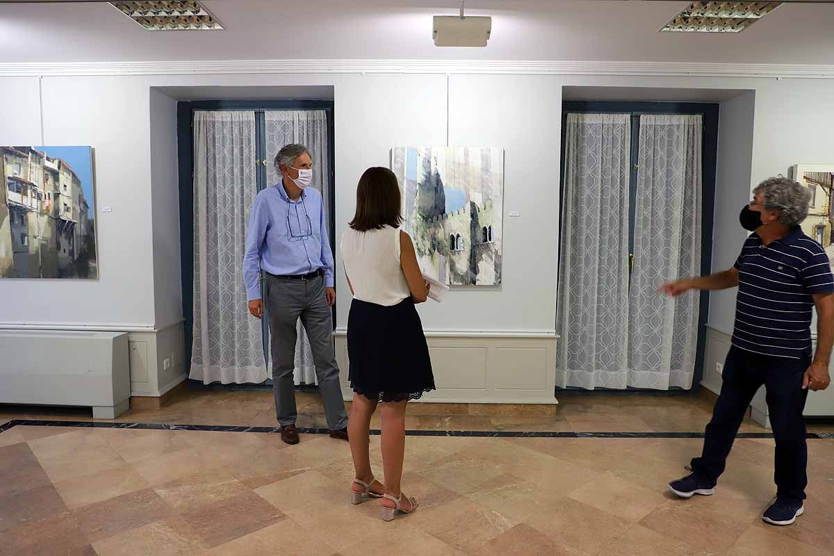 Fotos: Nuevas &#039;versiones&#039; de Frías cuelgan de la sala de exposiciones del Teatro Principal