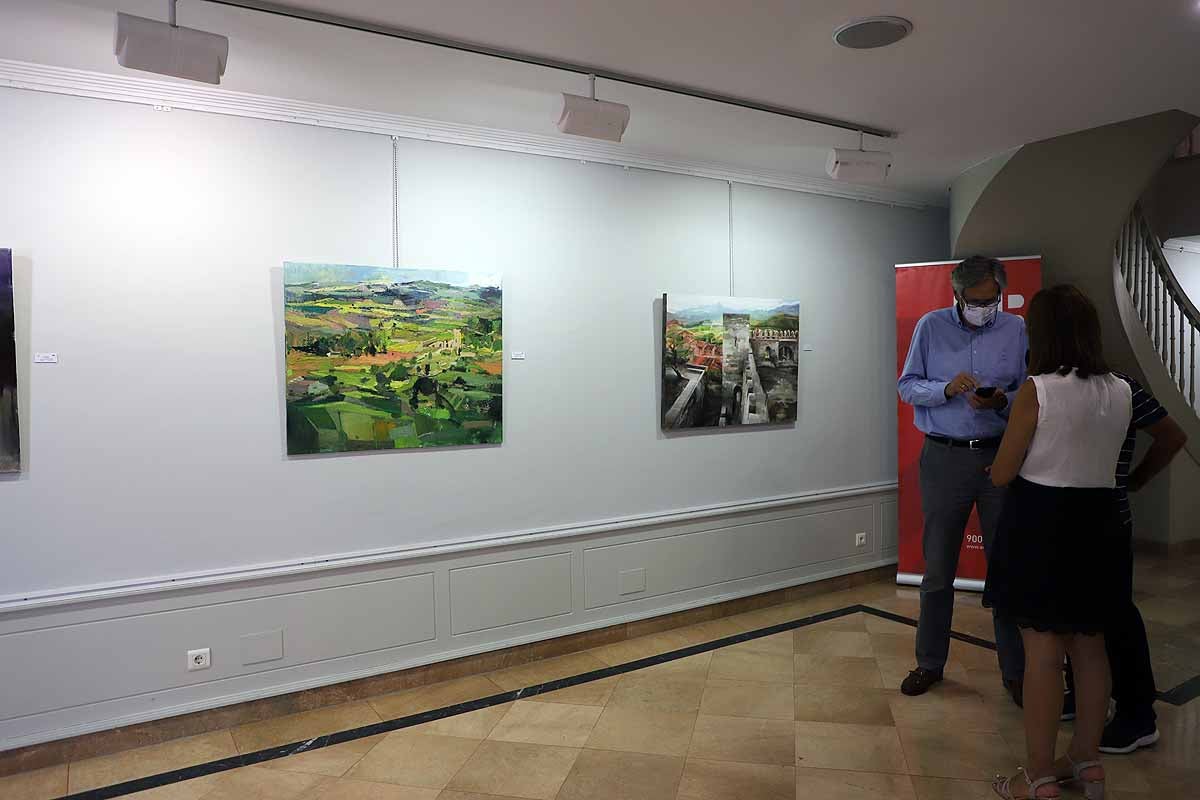 Fotos: Nuevas &#039;versiones&#039; de Frías cuelgan de la sala de exposiciones del Teatro Principal