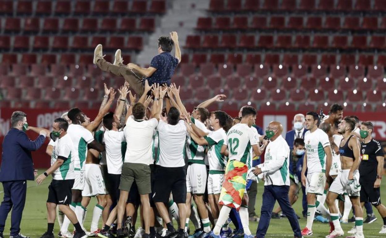 Los jugadores del Elche mantean a Pacheta en Montilivi tras el ascenso. 