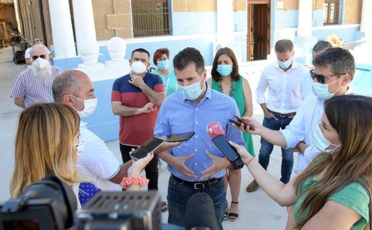 Tudanca atendiendo a los medios en Medina de Pomar este martes.