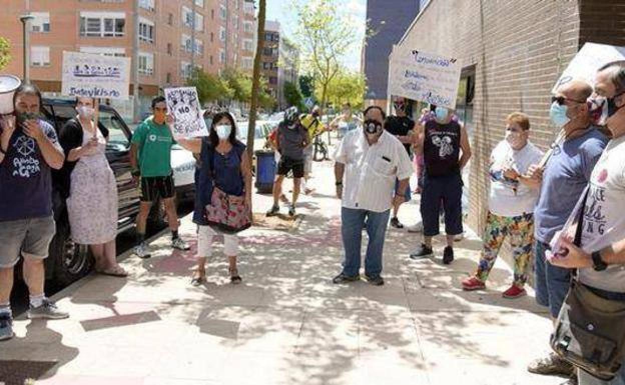 Concentración hace un par de semanas frente a Aspanias para exigir el abono de los salarios pendientes.