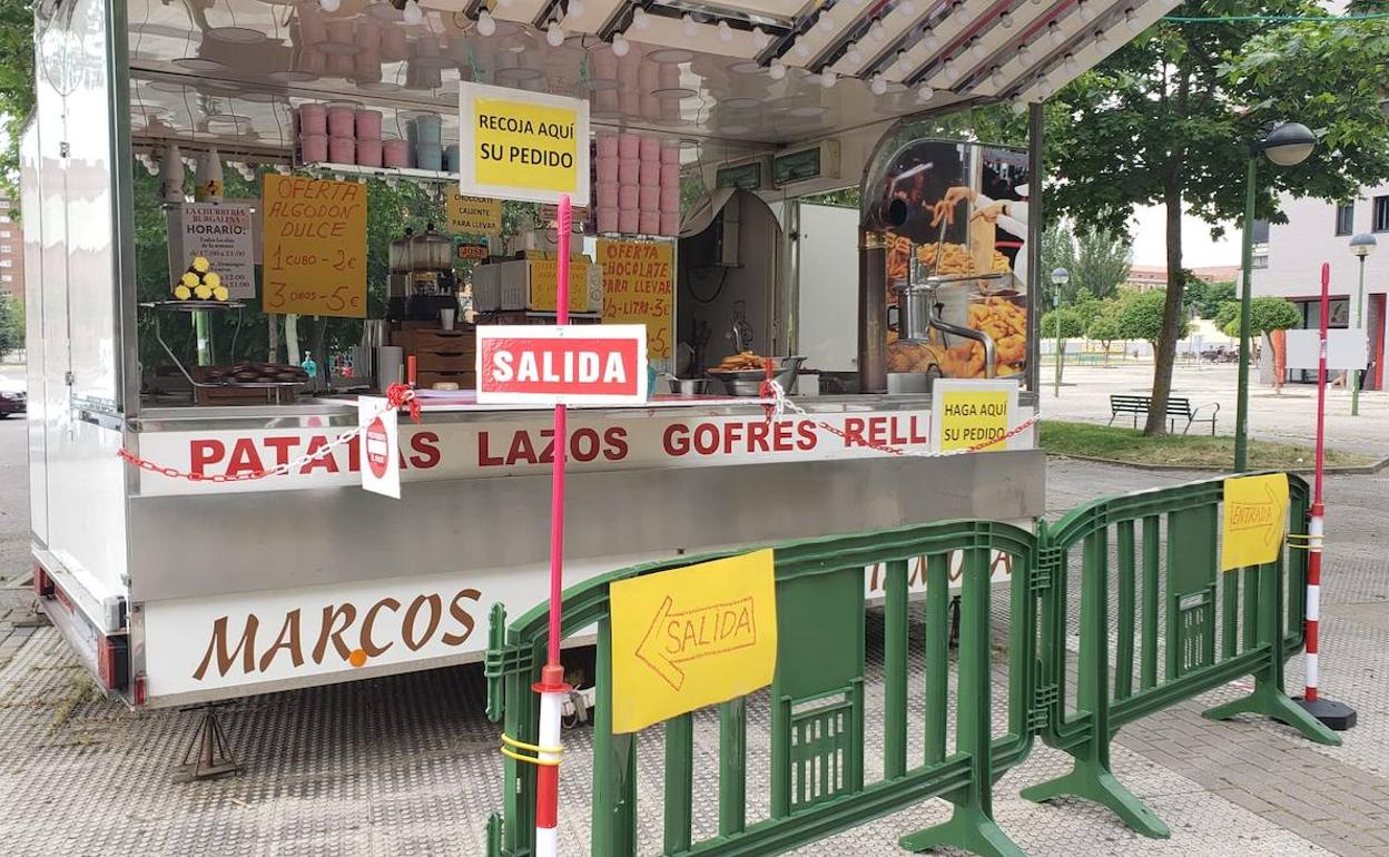 José Gómez colocó carteles y otros elementos para evitar aglomeraciones y contacto en su churrería. 