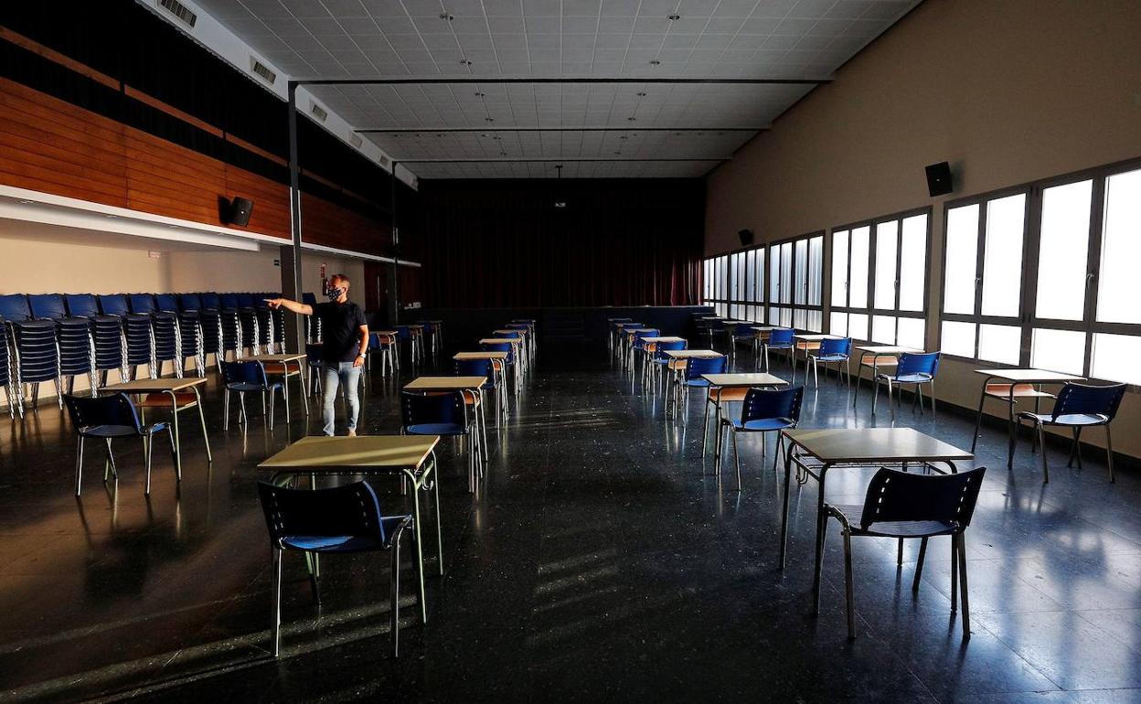 El salón de actos del colegio Pío XII de Valencia, convertido en un aula.