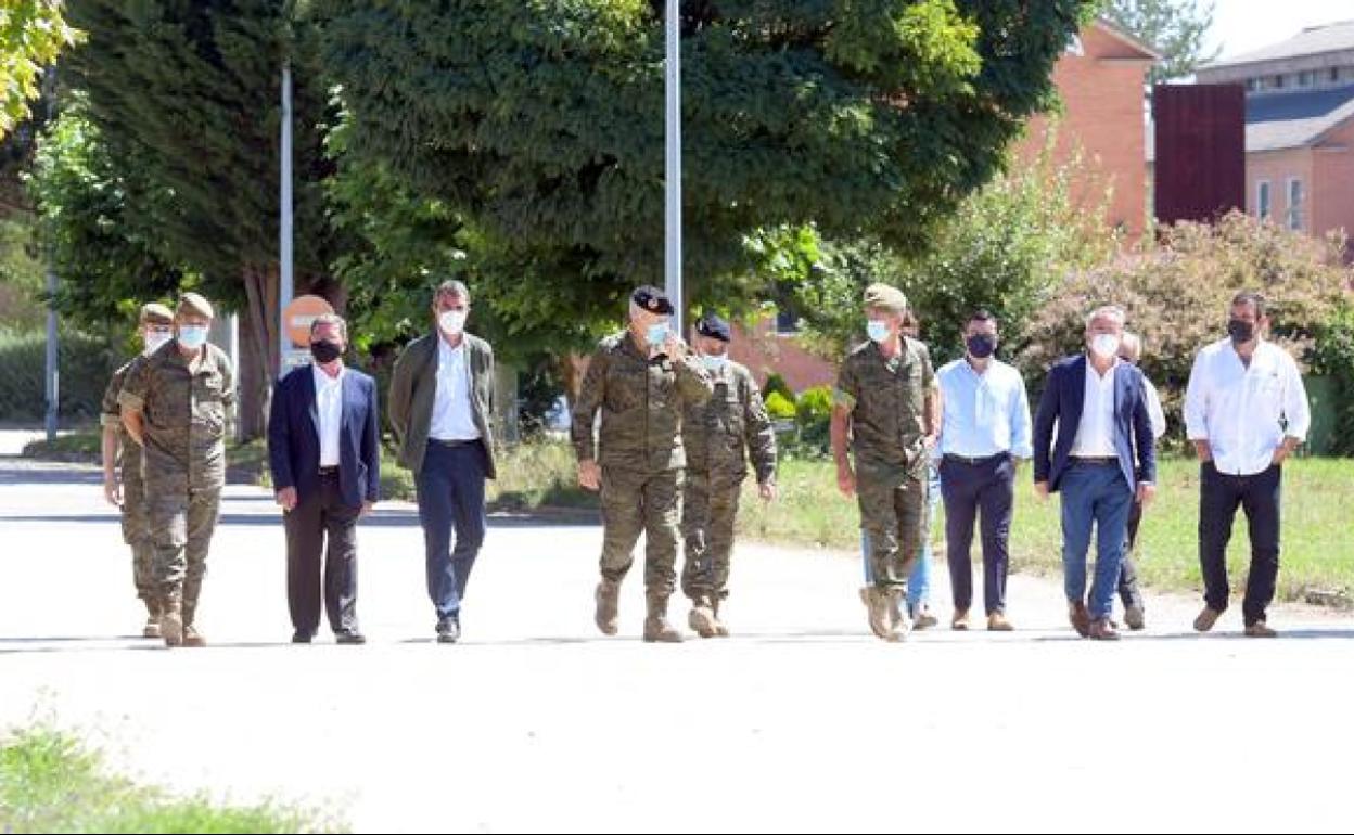 El general jefe de la División San Marcial, el director general de Unipublic y el presidente de la Diputación de Burgos visitan la Base Militar 'Cid Campeador'.