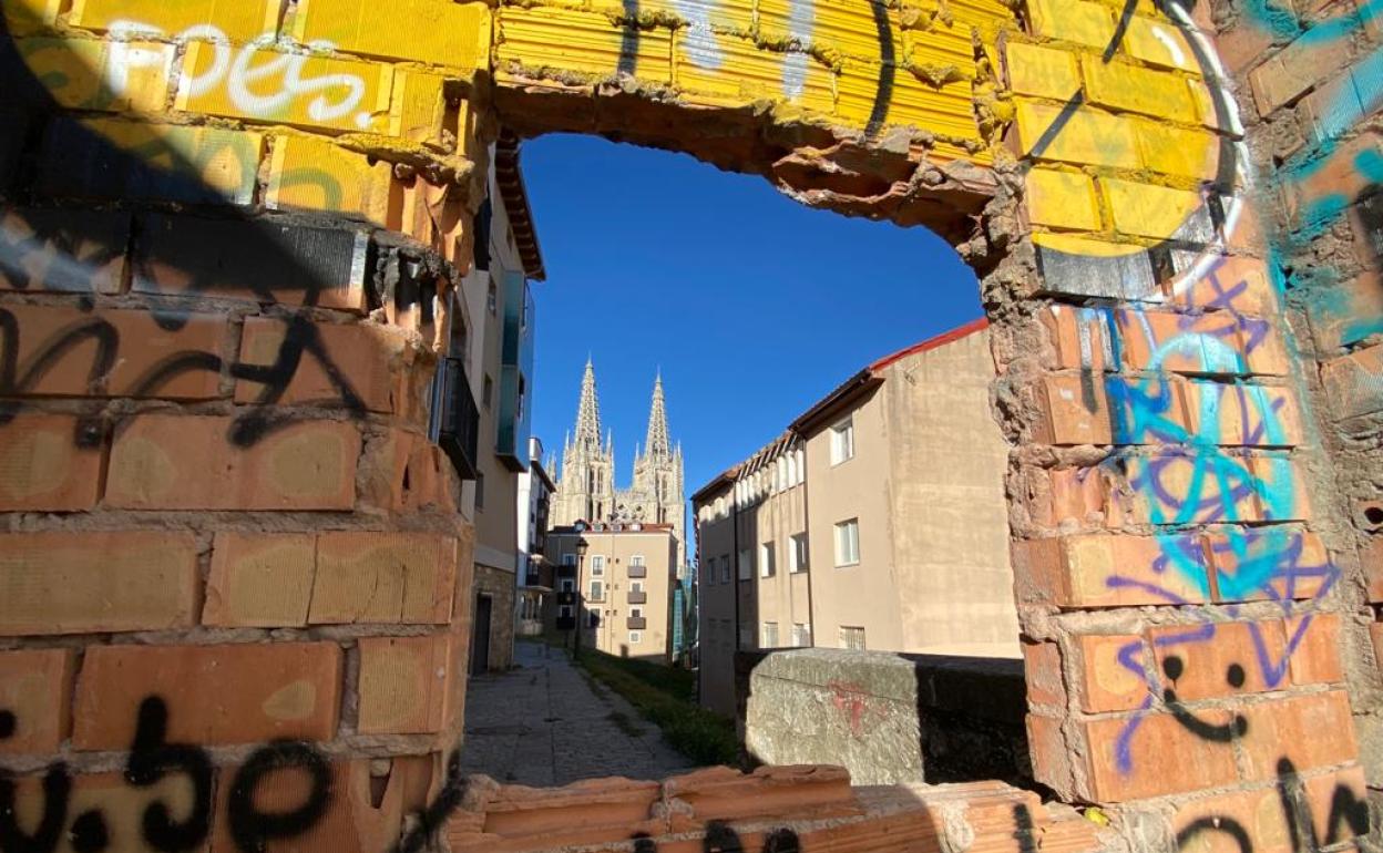 Muro que cierra la calle Embajadores por el peligro de derrumbe de algunos edificios.