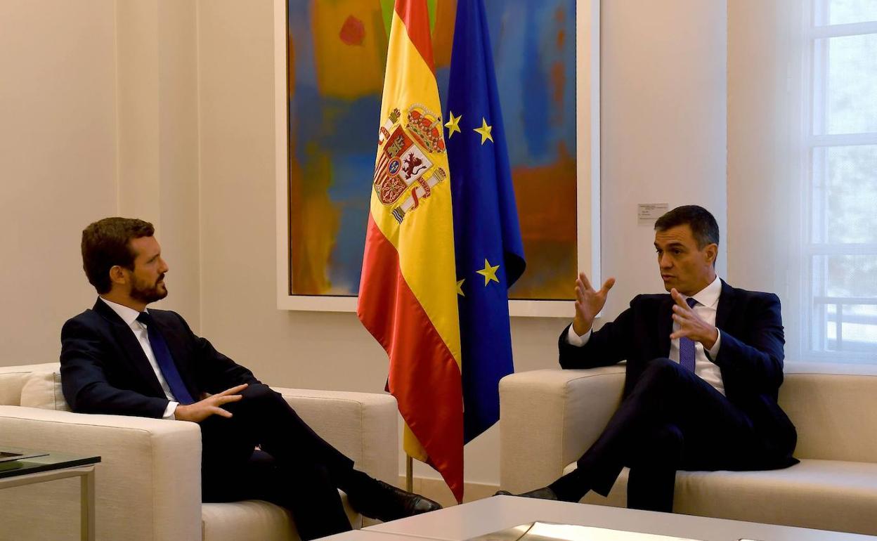 Pablo Casado y Pedro Sánchez, durante una reunión en octubre de 2019.