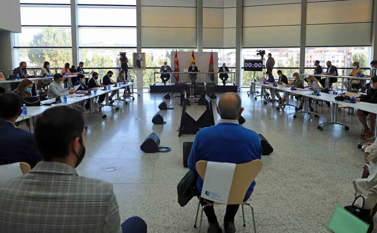 Pleno del Ayuntamiento de Burgos celebrado en el Fórum Evolución debido a las medidas de distanciamiento debido a la covid-19. 