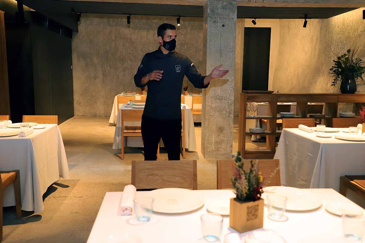 Miguel Cobo, a la entrada de su restaurante. 