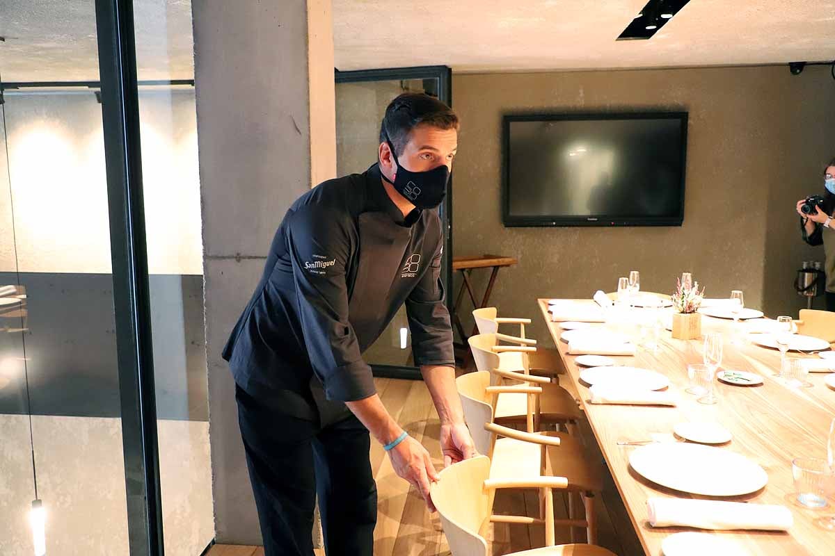 Miguel Cobo, a la entrada de su restaurante. 