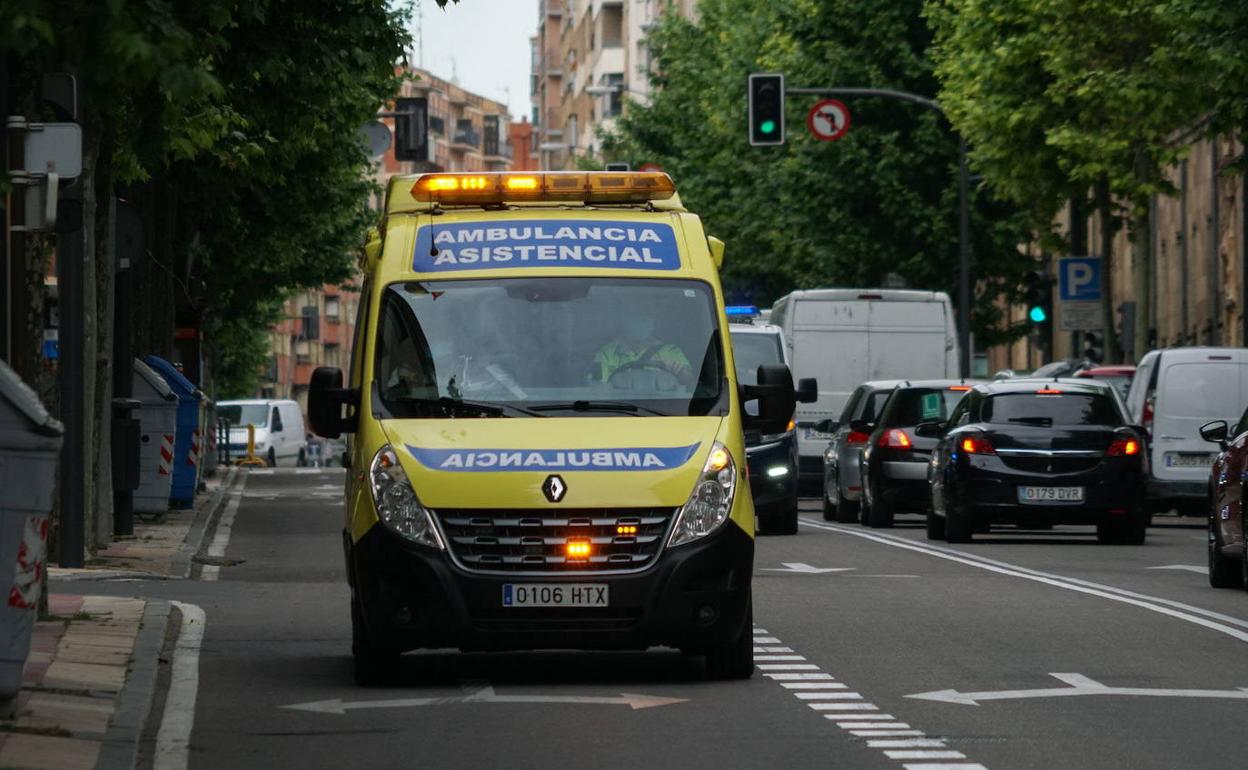 Una ambulancia acude a un domiclio en Salamanca. 