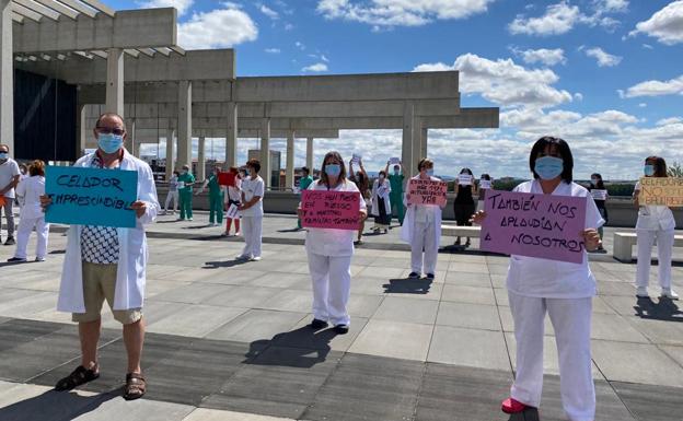 Los celadores del HUBU preparan otra movilización para exigir que se les dote de material de protección