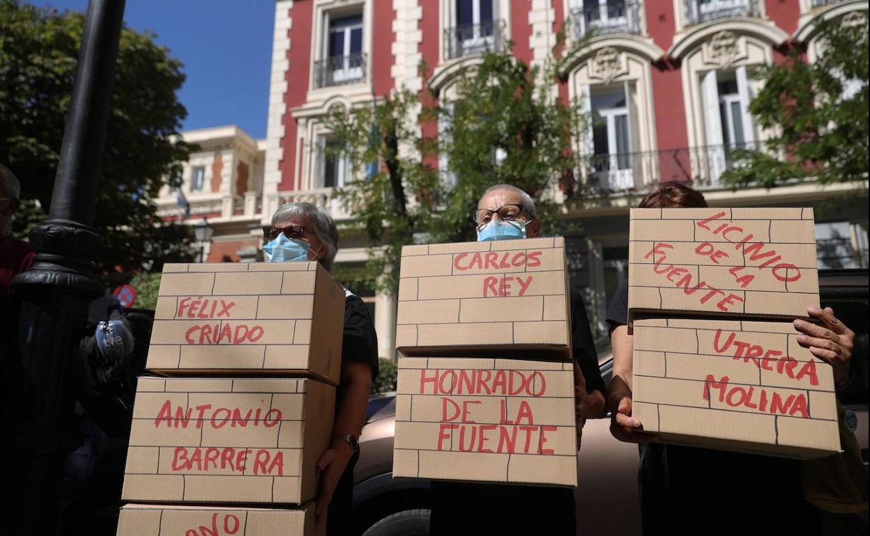 Víctimas del franqusimo se concentran este jueves ante el consulado argentino en Madrid recordando los nombres de varios investigados, alguno fallecido.