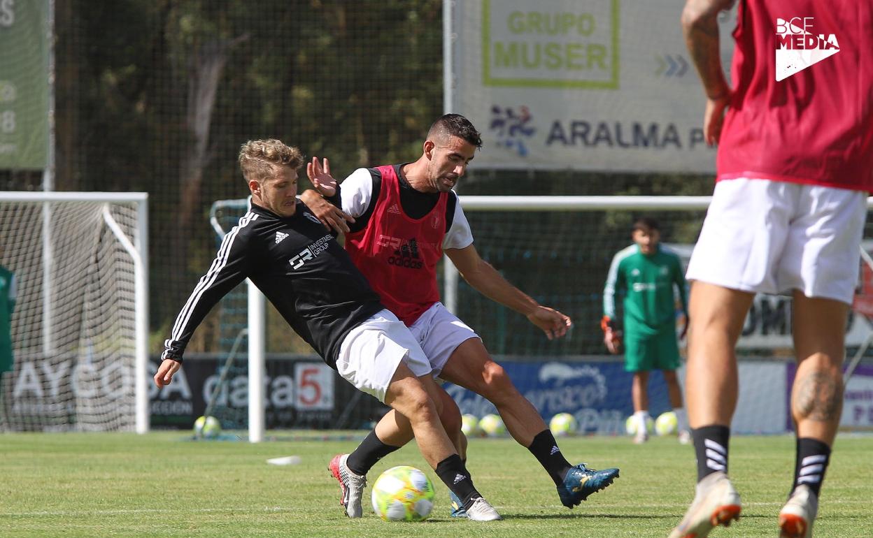 Undabarrena pugnando por un balón con Juanma en uno de los primeros entrenamientos del Burgos CF. 