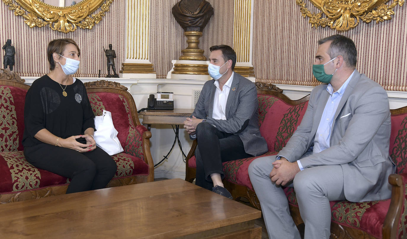 La directora del departamento Regional para Europa de la Organización Mundial del Turismo (OMT), Alessandra Priante (I), realiza una visita institucional al Ayuntamiento de Burgos, acompañada por el alcalde de la ciudad, Daniel de la Rosa (C), y el concejal de Empleo, Industria, Turismo y Deporte, Levi Moreno (D).