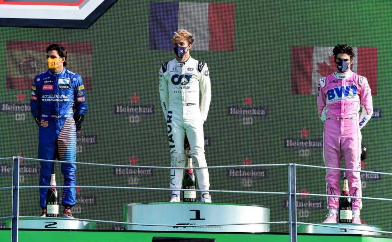 Carlos Sainz (i), en el segundo lugar del podio del GP de Italia.