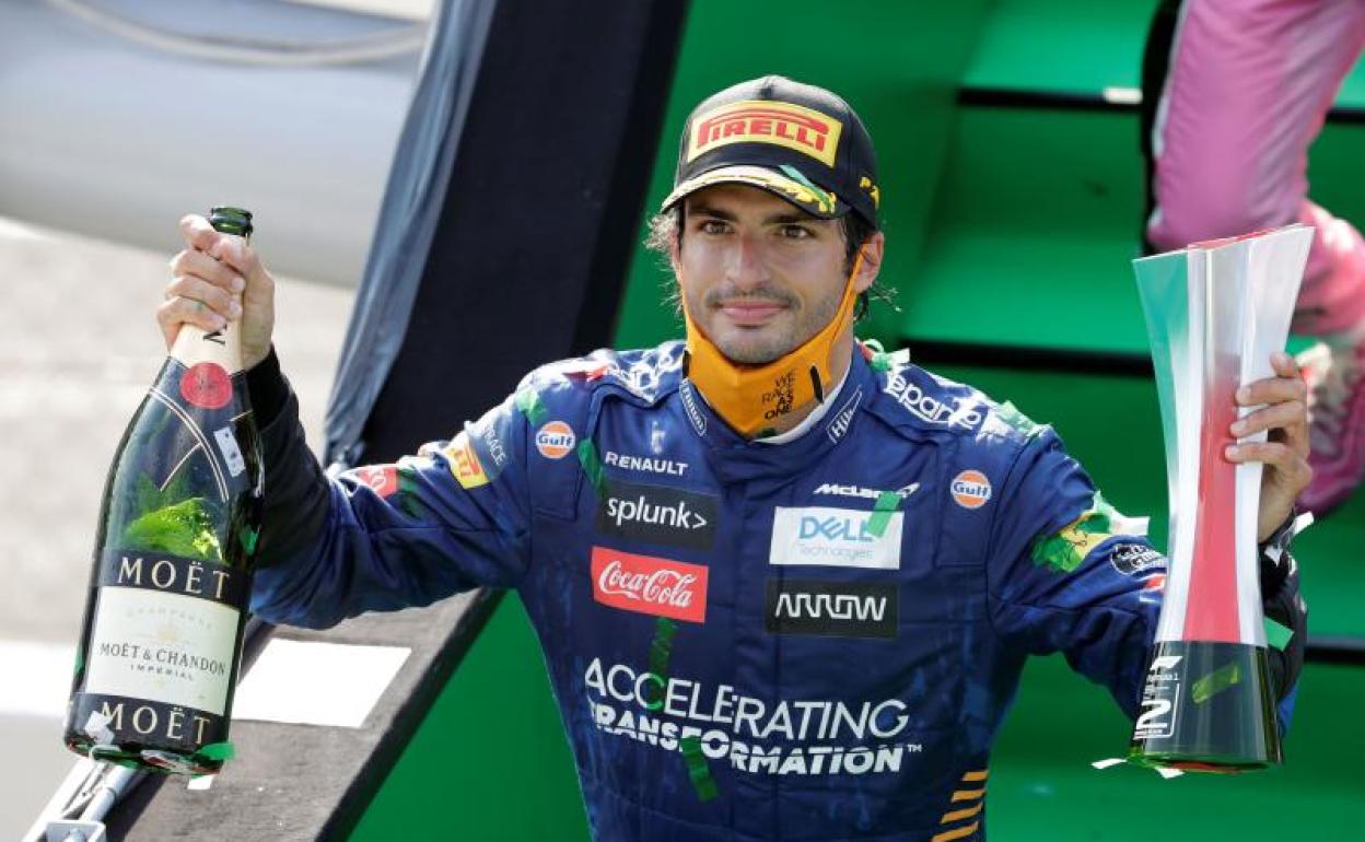 Carlos Sainz celebra su segundo puesto en Monza.