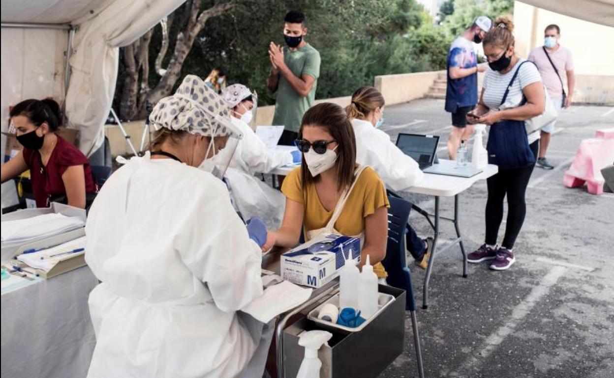 Varias personas se someten a una prueba PCR en Menorca.