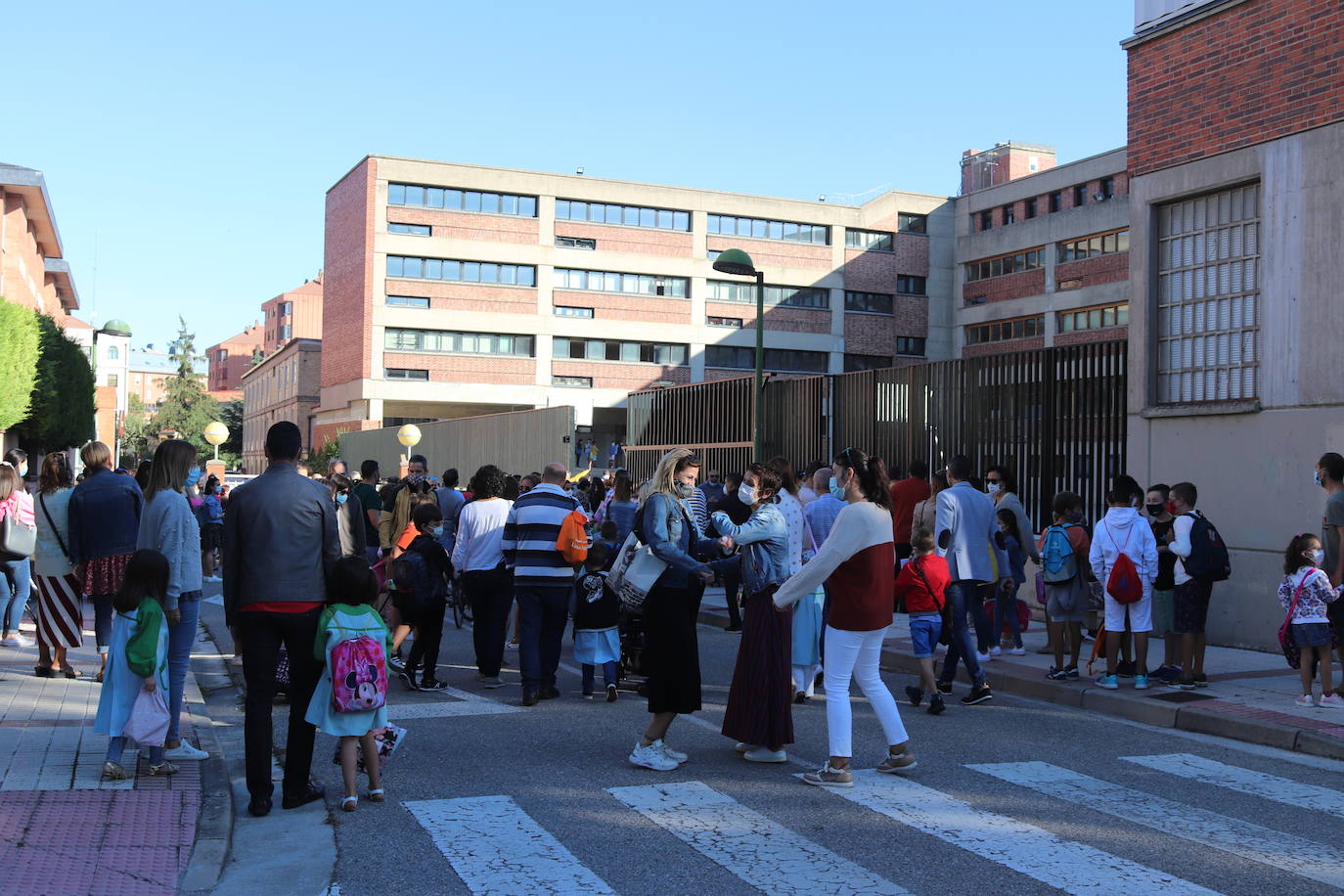 La espera a la entrada de los centros, como en Sagrada Familia, ha estado cargada de nervios.