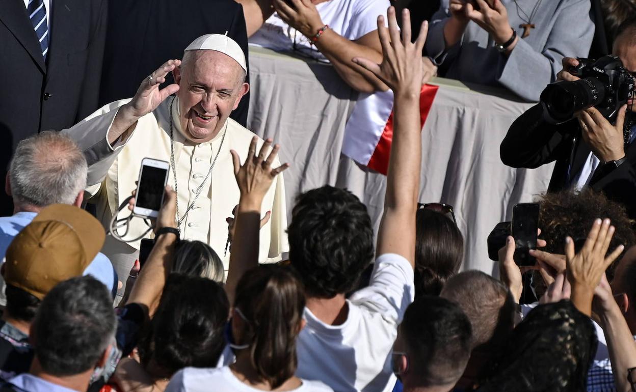 El Papa saluda a los fieles en el patio de San Dámaso, en el Vaticano.