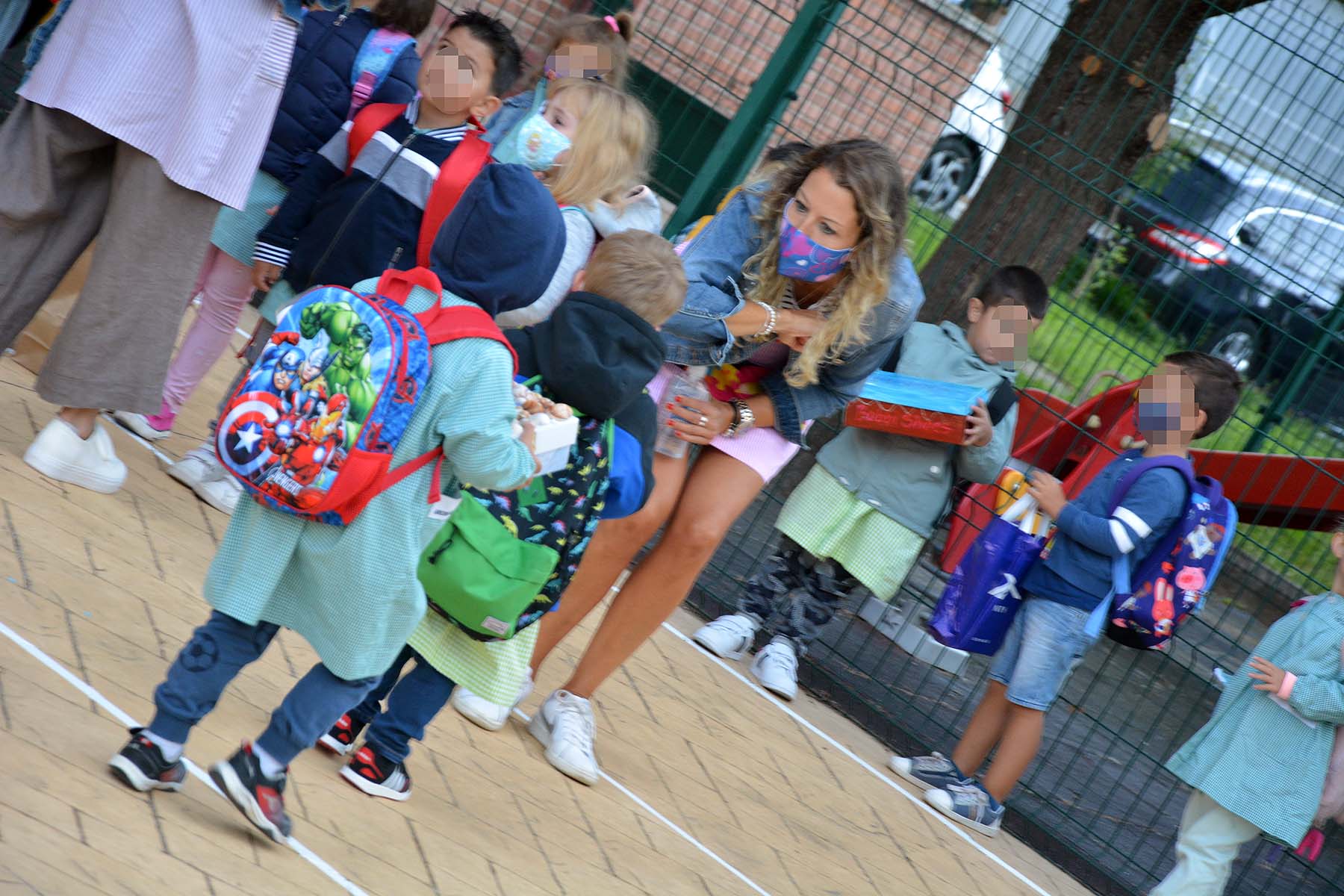 Decenas de niños esperan pacientemente en la calle antes de entrar en el colegio Jueces de Castilla. 