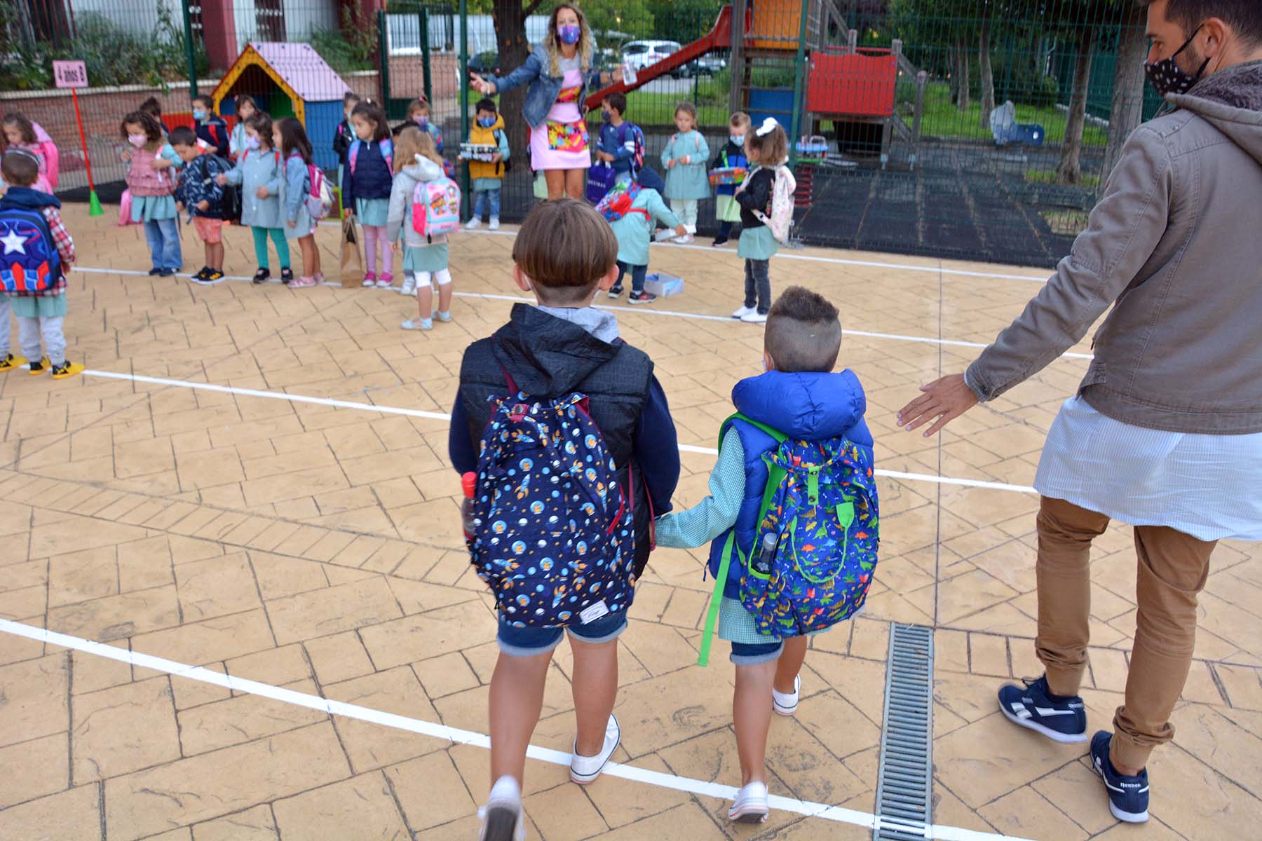 Decenas de niños esperan pacientemente en la calle antes de entrar en el colegio Jueces de Castilla. 