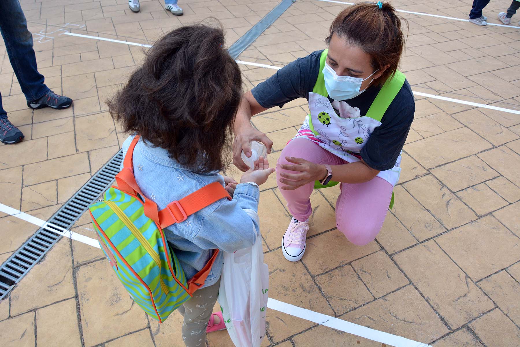 Decenas de niños esperan pacientemente en la calle antes de entrar en el colegio Jueces de Castilla. 