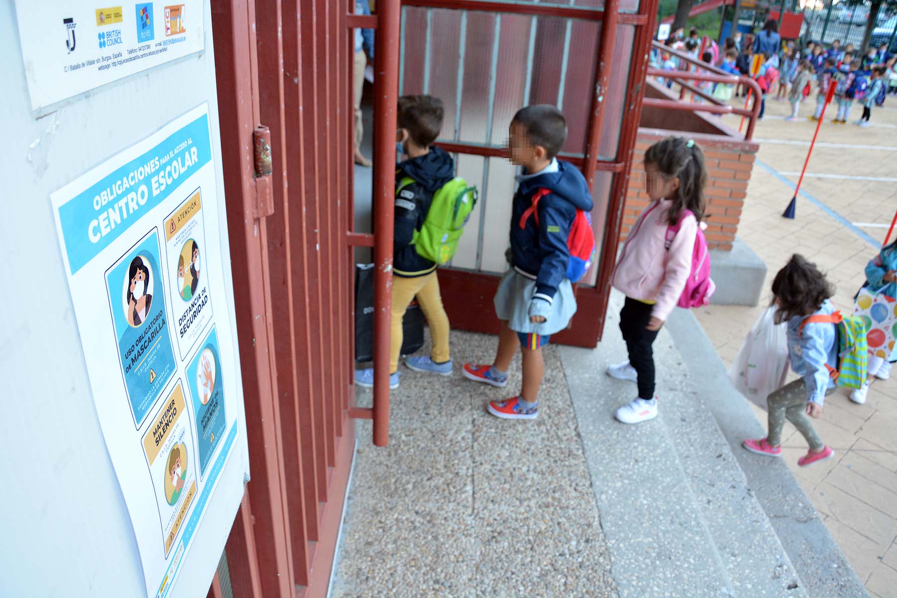 Decenas de niños esperan pacientemente en la calle antes de entrar en el colegio Jueces de Castilla. 